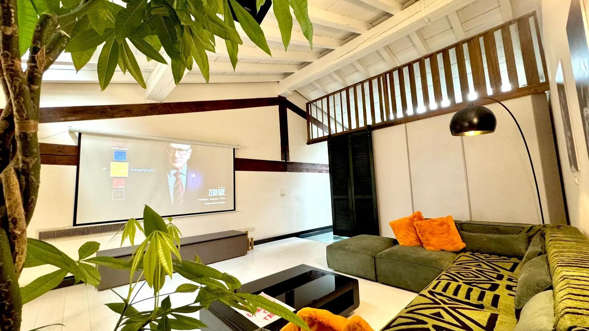 Industrial Loft - Garage-Netflix-Wifi Apartment Brescia