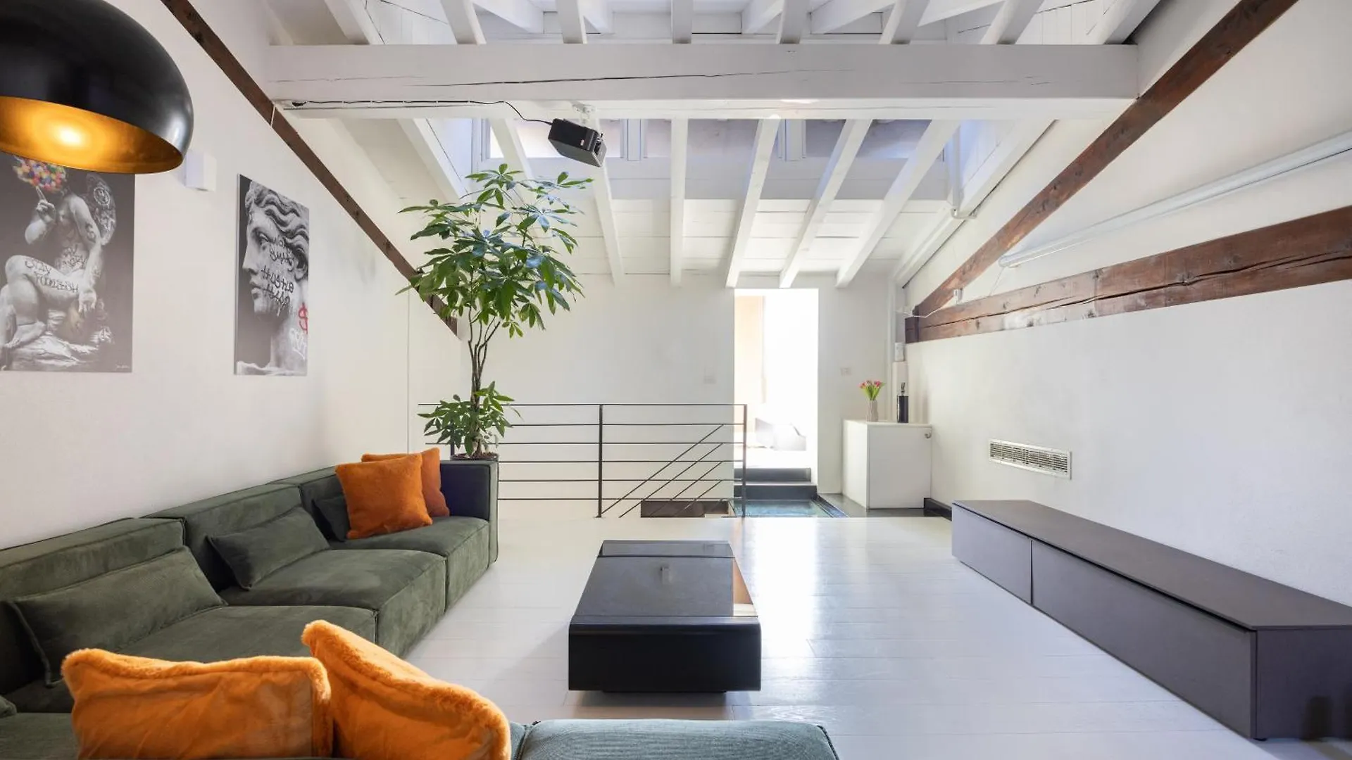 Industrial Loft - Garage-Netflix-Wifi Apartment Brescia