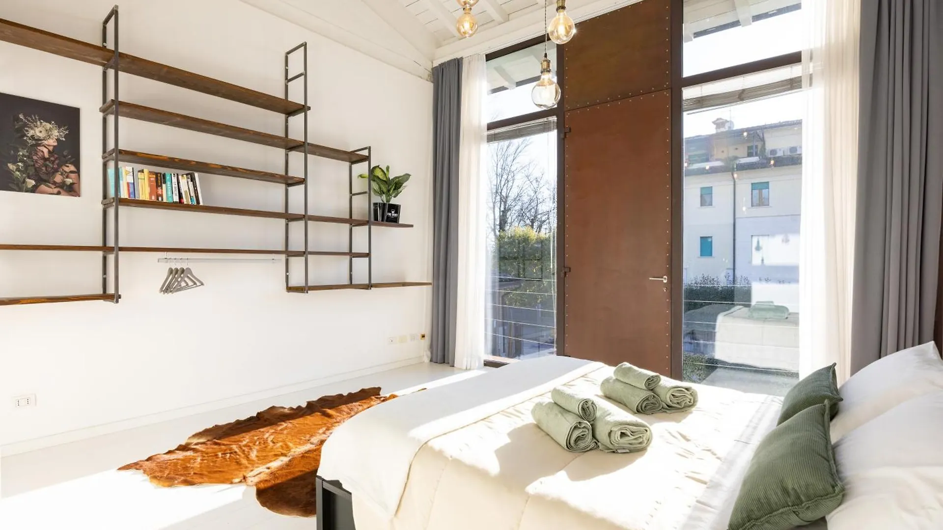 Industrial Loft - Garage-Netflix-Wifi Apartment Brescia