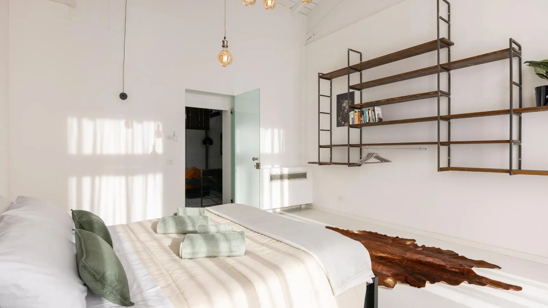 Industrial Loft - Garage-Netflix-Wifi Apartment Brescia Italy